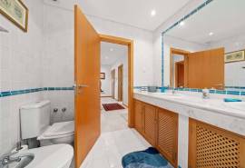 Vilamoura Penthouse: 2-Bedrooms, 360° Sea & Mountain Views, Terrace