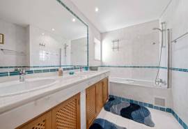 Vilamoura Penthouse: 2-Bedrooms, 360° Sea & Mountain Views, Terrace