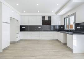 Tavira - Stunning new 3+1 bedroom villa with modern design – prime residential location.