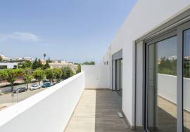 Tavira - Stunning new 3+1 bedroom villa with modern design – prime residential location.