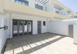Tavira - Stunning new 3+1 bedroom villa with modern design – prime residential location.