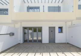 Tavira - Stunning new 3+1 bedroom villa with modern design – prime residential location.