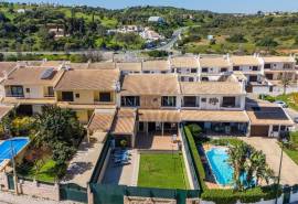 Albufeira – 2+1-bedroom villa with outdoor space and parking