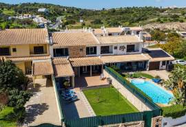 Albufeira – 2+1-bedroom villa with outdoor space and parking