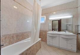 Albufeira – 2+1-bedroom villa with outdoor space and parking