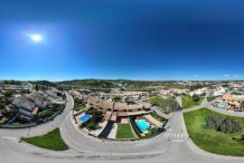 Albufeira – 2+1-bedroom villa with outdoor space and parking
