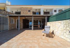 Albufeira – 2+1-bedroom villa with outdoor space and parking
