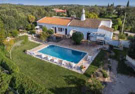 Boliqueime – Quinta-style villa with pool and guest apartments