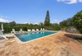 Boliqueime – Quinta-style villa with pool and guest apartments