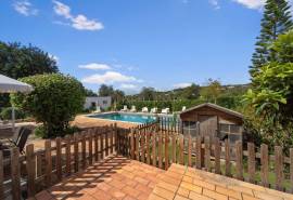 Boliqueime – Quinta-style villa with pool and guest apartments