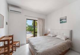 Boliqueime – Quinta-style villa with pool and guest apartments