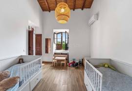 Boliqueime – Quinta-style villa with pool and guest apartments