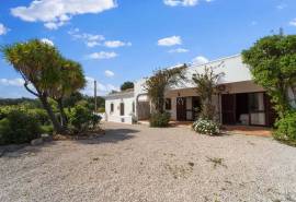 Boliqueime – Quinta-style villa with pool and guest apartments