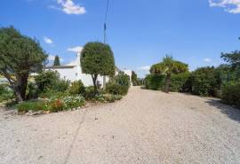 Boliqueime – Quinta-style villa with pool and guest apartments