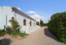 Boliqueime – Quinta-style villa with pool and guest apartments