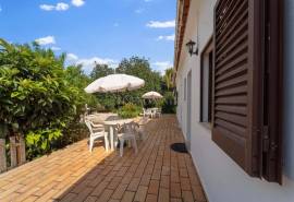 Boliqueime – Quinta-style villa with pool and guest apartments
