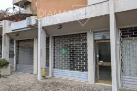 SI1381 - Commercial premises with double storefront
