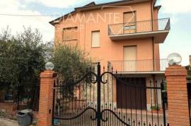 CDL8A37 – Detached house divided into two residential units with garden