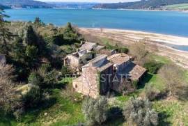 Vecchio essiccatoio in riva al lago