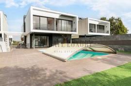 4 bedroom villa with balconies and pool in Azeitão