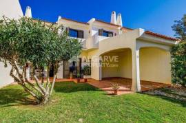 3+1 bedroom villa with garden and pool located in a residential area in Albufeira, Algarve