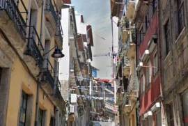 Prédio para recuperar à venda na zona histórica do Porto