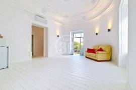 Renovated apartment/floor located in the historic area of the city and 140 meters from the beach.