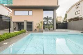 4-bedroom house with a swimming pool in Azurva