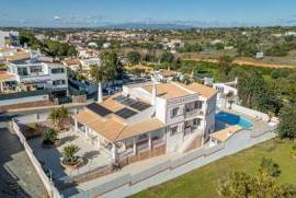 Spacious villa with 5 (4+1) bedrooms, garage, basement and pool, close to all amenities.