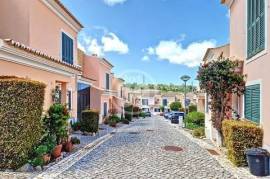 Terraced house inserted in a beautiful gated community on the outskirts of the village of Paderne.
