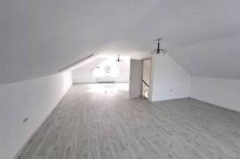 House / villa for sale 200 sqm in Crevedia