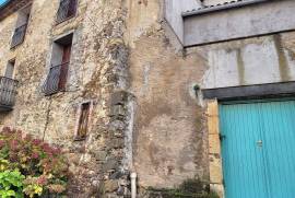 Village House With 73 M2 Of Living Space, Terrace And Cellars/workshops.