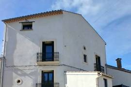 Charming Character House, Fully Renovated, With 3 Bedrooms, 2 Bathrooms, Large Garage And Private Terrace, In A Peaceful Setting