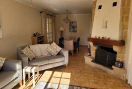 Charming, Cosy Single Storey Villa With 100 M2 Living Space, 830 M2 Garden, Large Garage And Swimming Pool.