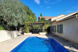 Charming, Cosy Single Storey Villa With 100 M2 Living Space, 830 M2 Garden, Large Garage And Swimming Pool.