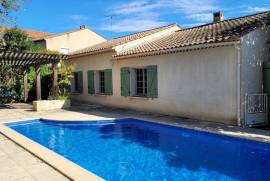 Charming, Cosy Single Storey Villa With 100 M2 Living Space, 830 M2 Garden, Large Garage And Swimming Pool.