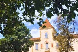 Sublime 18th Century Chateau With 3 Independent Residences And Outbuildings On A Plot Of 12061 M2 With Landscaped Park. A Must See