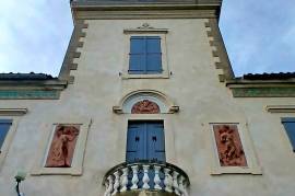 Sublime 18th Century Chateau With 3 Independent Residences And Outbuildings On A Plot Of 12061 M2 With Landscaped Park. A Must See