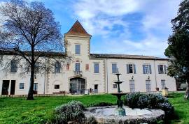 Sublime 18th Century Chateau With 3 Independent Residences And Outbuildings On A Plot Of 12061 M2 With Landscaped Park. A Must See