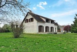 Detached House with Landscaped Garden Detached House with Landscaped Garden