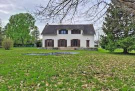 Detached House with Landscaped Garden Detached House with Landscaped Garden
