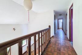 Detached House with Landscaped Garden Detached House with Landscaped Garden