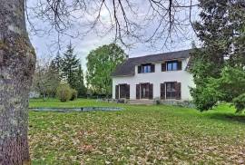 Detached House with Landscaped Garden Detached House with Landscaped Garden