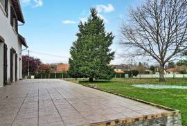 Detached House with Landscaped Garden Detached House with Landscaped Garden