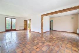 Detached House with Landscaped Garden Detached House with Landscaped Garden