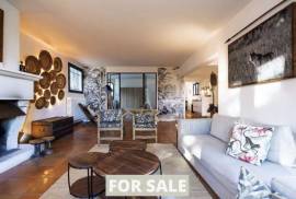 Detached House with Pool in Landscaped Garden