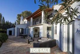 Detached House with Pool in Landscaped Garden