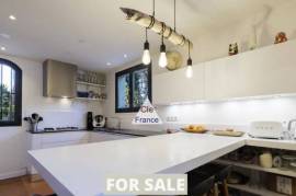 Detached House with Pool in Landscaped Garden
