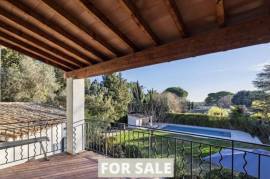 Detached House with Pool in Landscaped Garden