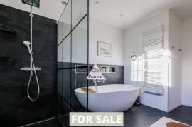 Detached House with Pool in Landscaped Garden